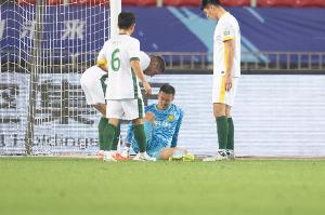战术问题？国安门将连续两轮传球失误，造成韩佳奇重伤、侯森失球